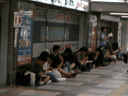 写真:ヨドバシ上大岡店の前に並ぶ者たち